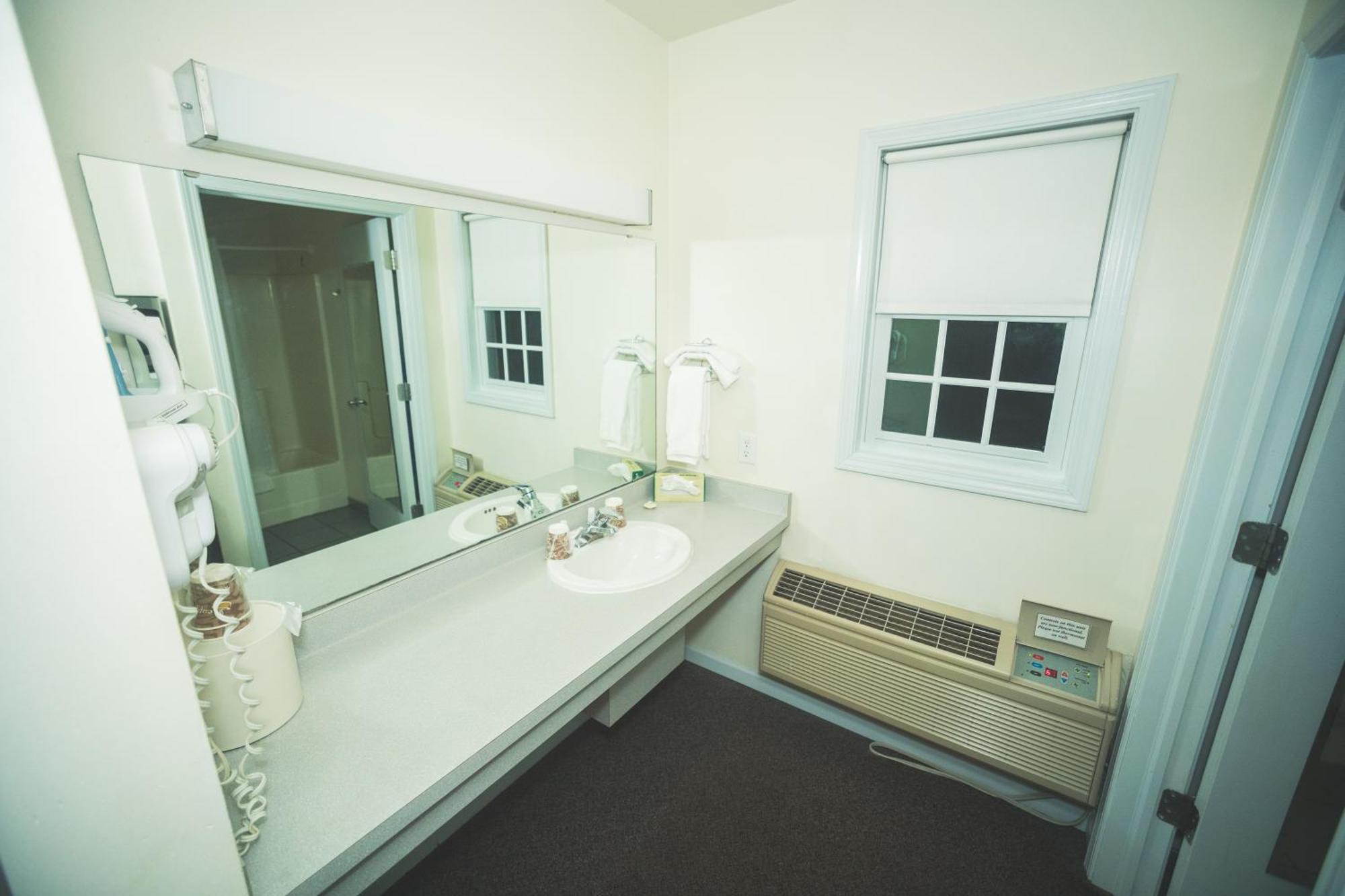 The Chalet Motel Mequon Εξωτερικό φωτογραφία